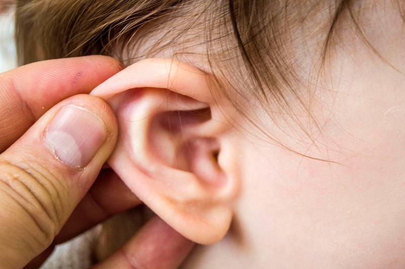 Túi dịch ứ đọng ở tai giữa bị vỡ phần mỏng nhất của màng nhĩ